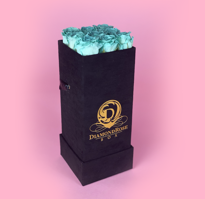 The Nine Carat Roses In a Velvet Box - Image 4
